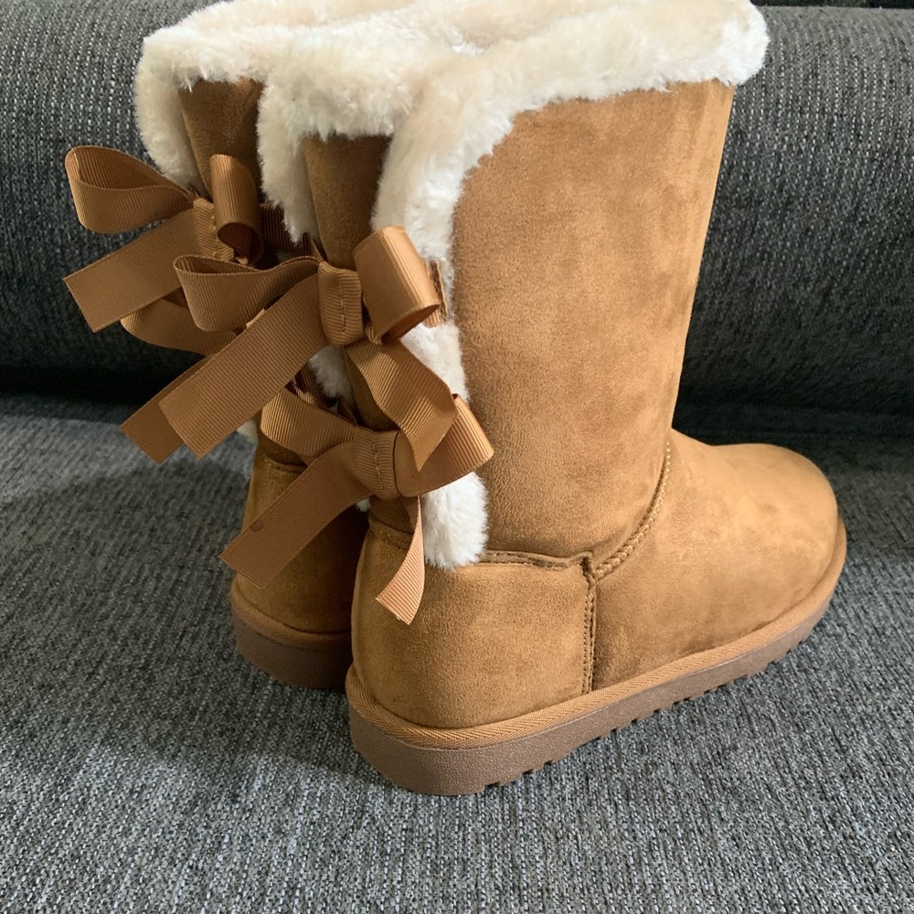 Bow back fur boots. NWOT